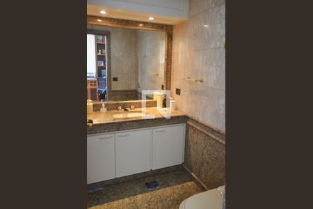 Apartamento à venda com 305m², 4 quartos e 4 vagasBanheiro escritorio