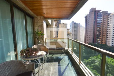 Apartamento à venda com 305m², 4 quartos e 4 vagasVaranda da sala