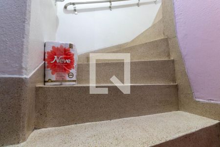 Escada de casa para alugar com 2 quartos, 70m² em Parque Paineiras, São Paulo