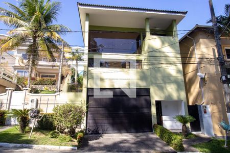 Casa de condomínio à venda com 200m², 4 quartos e 2 vagasFachada