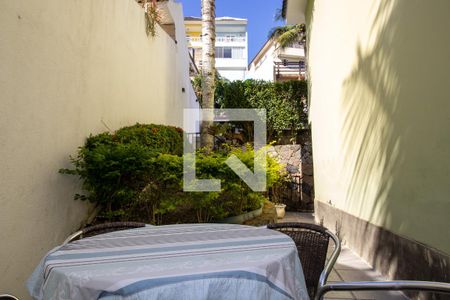 Casa de condomínio à venda com 200m², 4 quartos e 2 vagasLateral 