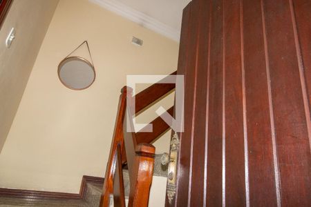 Casa de condomínio à venda com 200m², 4 quartos e 2 vagasEscada