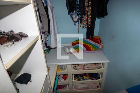 Casa de condomínio à venda com 200m², 4 quartos e 2 vagasCloset