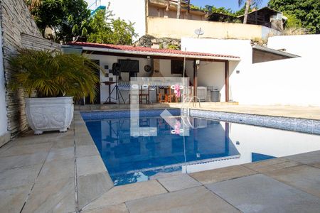 Casa de condomínio à venda com 200m², 4 quartos e 2 vagasPiscina