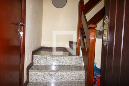 Casa de condomínio à venda com 200m², 4 quartos e 2 vagasEscada