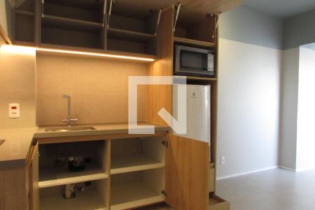 Apartamento para alugar com 31m², 1 quarto e 1 vagaCozinha com armários abertos