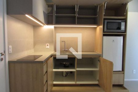 Apartamento para alugar com 31m², 1 quarto e 1 vagaCozinha com armários abertos