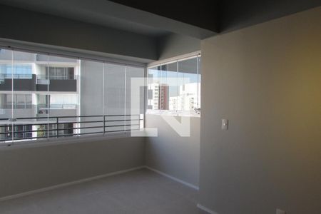 Sala com varanda estendida de apartamento para alugar com 1 quarto, 31m² em Butantã, São Paulo