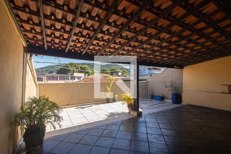 Casa à venda com 240m², 3 quartos e 2 vagas Casa à venda com 240m², 3 quartos e 2 vagasTerraço