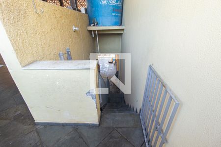 Casa à venda com 240m², 3 quartos e 2 vagas Casa à venda com 240m², 3 quartos e 2 vagasEscada