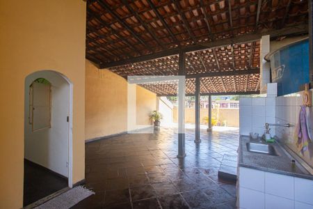 Casa à venda com 240m², 3 quartos e 2 vagas Casa à venda com 240m², 3 quartos e 2 vagasTerraço