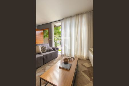 Sala de casa de condomínio para alugar com 2 quartos, 160m² em Jansen, Gravataí