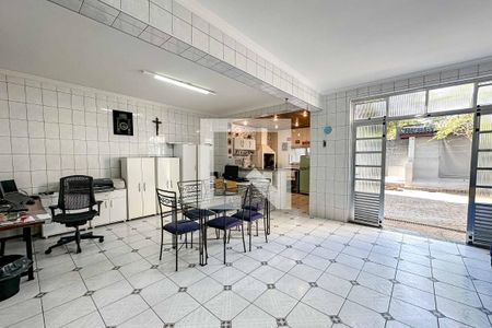 Casa à venda com 350m², 3 quartos e 4 vagasCopa