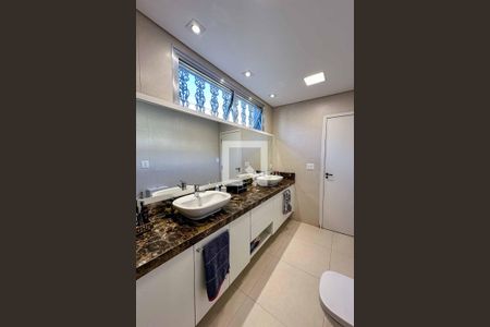 Casa à venda com 350m², 3 quartos e 4 vagasBanheiro