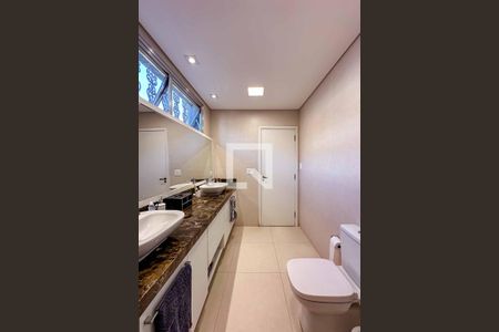 Casa à venda com 350m², 3 quartos e 4 vagasBanheiro