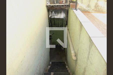 Casa à venda com 106m², 2 quartos e 4 vagasEscadas Entrada Garagem Parte de Trás da Casa