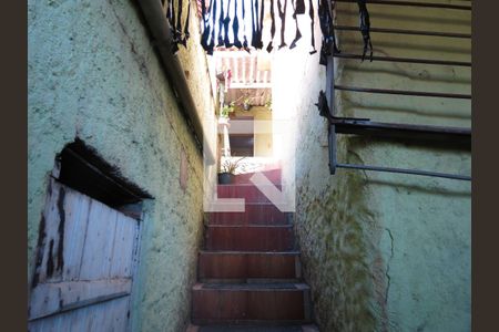 Casa à venda com 106m², 2 quartos e 4 vagasEscadas Parte de Trás da Casa