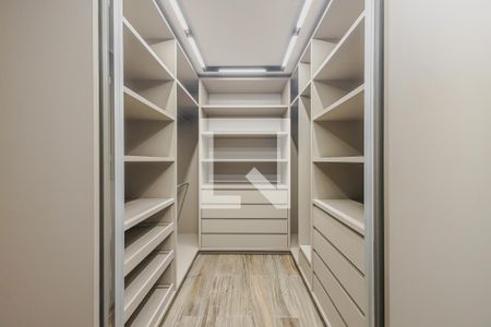 Apartamento à venda com 107m², 2 quartos e 3 vagasCloset da suíte 2