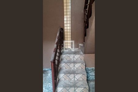 Casa à venda com 270m², 4 quartos e 3 vagas Casa à venda com 270m², 4 quartos e 3 vagasEscada