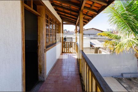 Casa à venda com 310m², 3 quartos e 3 vagas Casa à venda com 310m², 3 quartos e 3 vagasVaranda