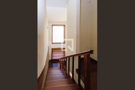 Casa à venda com 310m², 3 quartos e 3 vagas Casa à venda com 310m², 3 quartos e 3 vagasEscada