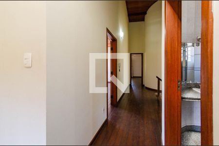 Casa à venda com 310m², 3 quartos e 3 vagas Casa à venda com 310m², 3 quartos e 3 vagasCorredor