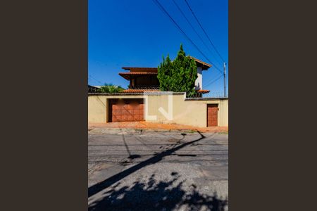 Casa à venda com 310m², 3 quartos e 3 vagas Casa à venda com 310m², 3 quartos e 3 vagasFachada