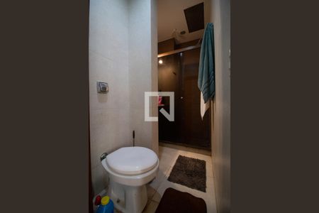 Apartamento à venda com 350m², 5 quartos e 3 vagas Apartamento à venda com 350m², 5 quartos e 3 vagasBanheiro da Suíte 2