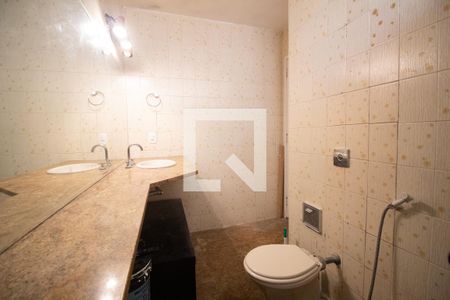 Apartamento à venda com 350m², 5 quartos e 3 vagas Apartamento à venda com 350m², 5 quartos e 3 vagasBanheiro da Suíte 1
