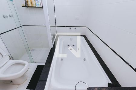 Casa de condomínio para alugar com 325m², 4 quartos e 4 vagasBanheiro Quarto 3
