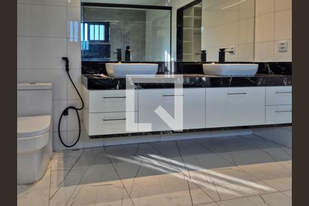 Casa de condomínio à venda com 1200m², 6 quartos e 4 vagas Casa de condomínio à venda com 1200m², 6 quartos e 4 vagasBanheiro da suíte 2