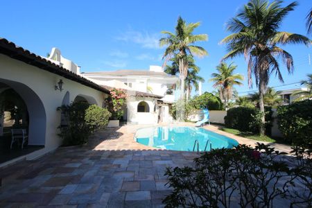 Casa de condomínio para alugar com 750m², 4 quartos e 5 vagas Casa de condomínio para alugar com 750m², 4 quartos e 5 vagasPiscina