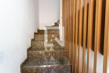 Escada de casa de condomínio para alugar com 2 quartos, 62m² em Vila Esperança, São Paulo