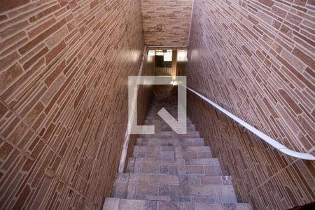 Casa à venda com 185m², 2 quartos e 2 vagasEscada