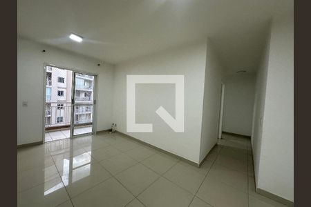 Sala de apartamento para alugar com 2 quartos, 72m² em Jardim Tupanci, Barueri