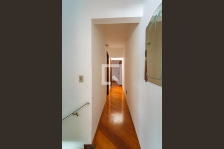 Casa à venda com 299m², 3 quartos e 2 vagasCorredor entre os quartos