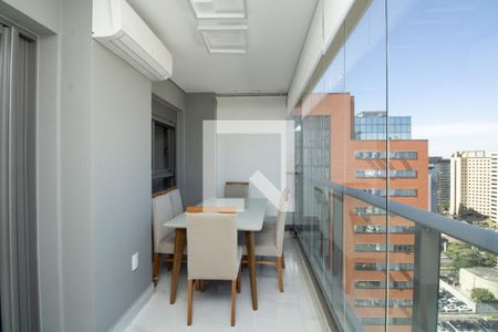 Terraço, ar condicionado, mesa de jantar, persiana rolon automatizada  de apartamento para alugar com 2 quartos, 74m² em Vila Nova Conceição, São Paulo