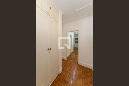 Casa para alugar com 110m², 2 quartos e 2 vagasCorredor - Escada