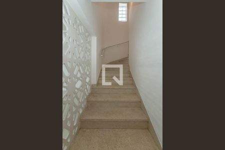 Casa para alugar com 110m², 2 quartos e 2 vagasCorredor - Escada