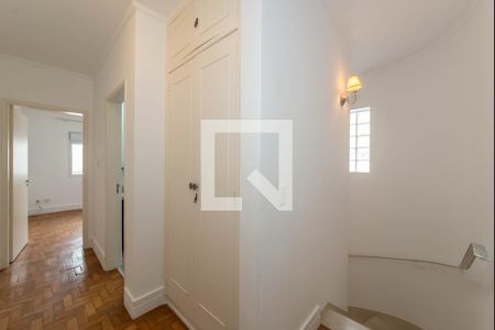Casa para alugar com 110m², 2 quartos e 2 vagasCorredor - Escada