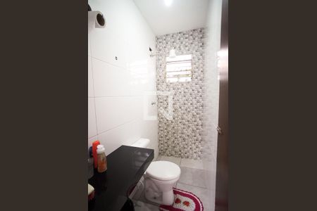 Banheiro de casa para alugar com 2 quartos, 60m² em Maria Helena, Belo Horizonte