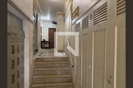 Apartamento para alugar com 70m², 2 quartos e sem vaga Apartamento para alugar com 70m², 2 quartos e sem vagaEscadas