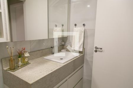 Banheiro de apartamento à venda com 3 quartos, 80m² em Santo Antônio, Porto Alegre