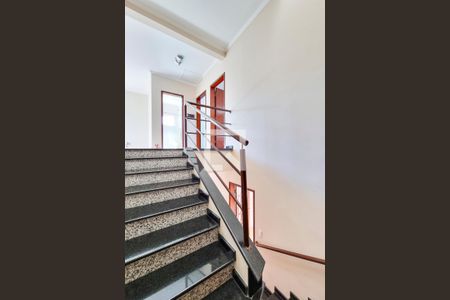 Escada de casa de condomínio para alugar com 3 quartos, 218m² em Loteamento Villa Branca, Jacareí