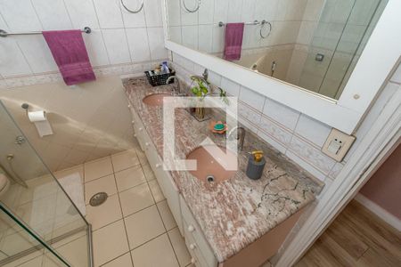 Casa à venda com 241m², 5 quartos e 4 vagas Casa à venda com 241m², 5 quartos e 4 vagasDetalhe Banheiro Social