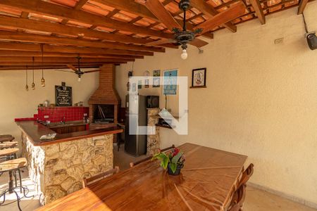 Casa à venda com 241m², 5 quartos e 4 vagas Casa à venda com 241m², 5 quartos e 4 vagasChurrasqueira