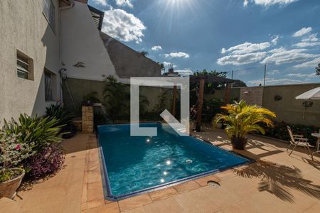 Casa à venda com 241m², 5 quartos e 4 vagas Casa à venda com 241m², 5 quartos e 4 vagasPiscina