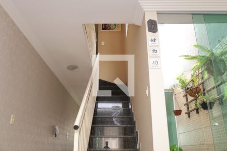 Casa à venda com 158m², 3 quartos e 4 vagasEscada - quartos para sala