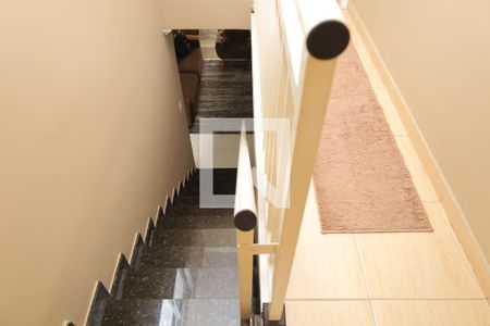 Casa à venda com 158m², 3 quartos e 4 vagasEscada - quartos para sala