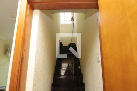 Casa à venda com 158m², 3 quartos e 4 vagasEscada da área de serviço - subida